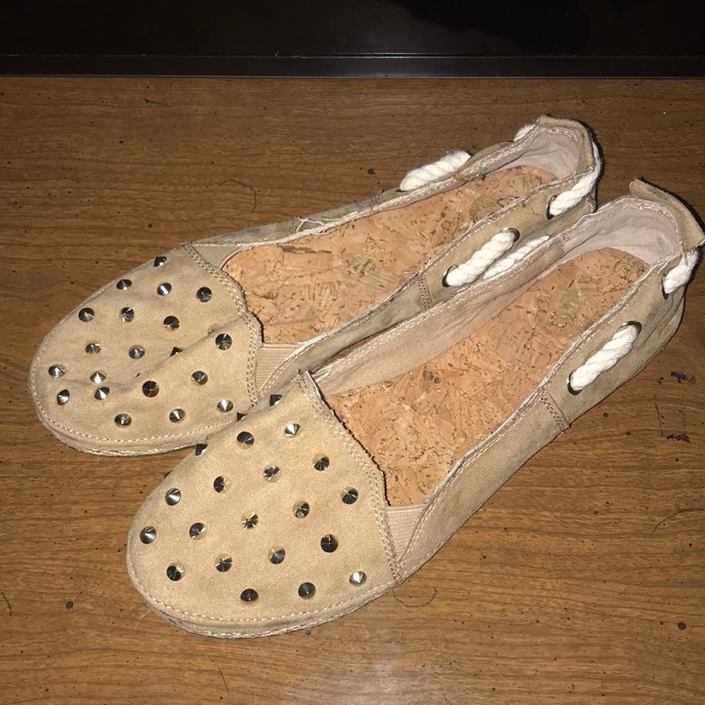 GB Gianni Bini Distressed Flats